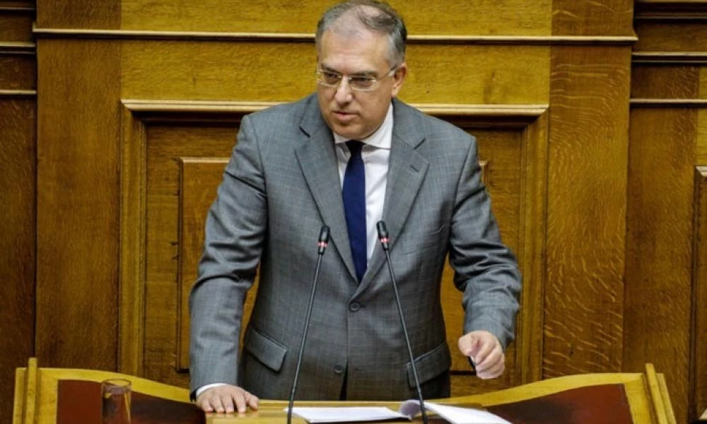 Θεσσαλονίκη: Οργή Θεοδωρικάκου για τα κηδειόχαρτα και τις απειλές στον Πρύτανη του ΑΠΘ